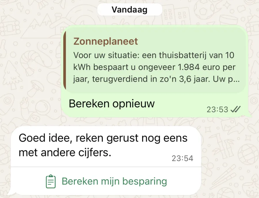 WhatsApp-gesprek met het resultaat: 'Voor uw situatie: een thuisbatterij van 10 kWh bespaart u ongeveer 1.984 euro per jaar', met knoppen 'Bereken opnieuw' en 'Bereken mijn besparing'.