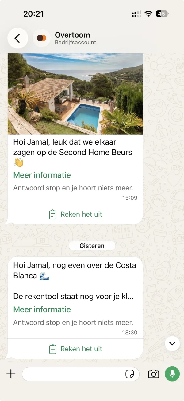 WhatsApp-gesprek met Overtoom. Een bericht met een foto van een huis in Spanje en een knop met klembord-icoon: 'Reken het uit'.